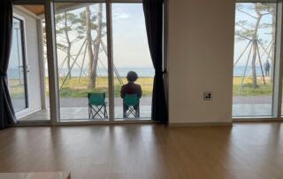 Persona mirando por una ventana, preocupación, ansiedad e incertidumbre